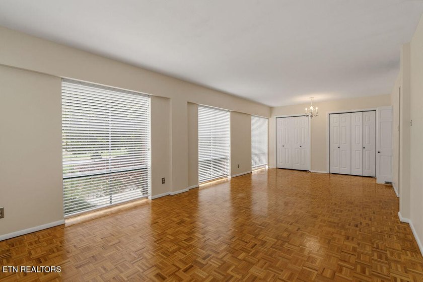 STYLISH SEQUOYAH HILLS CONDOMINIUM. Fresh and awaiting your - photo 7