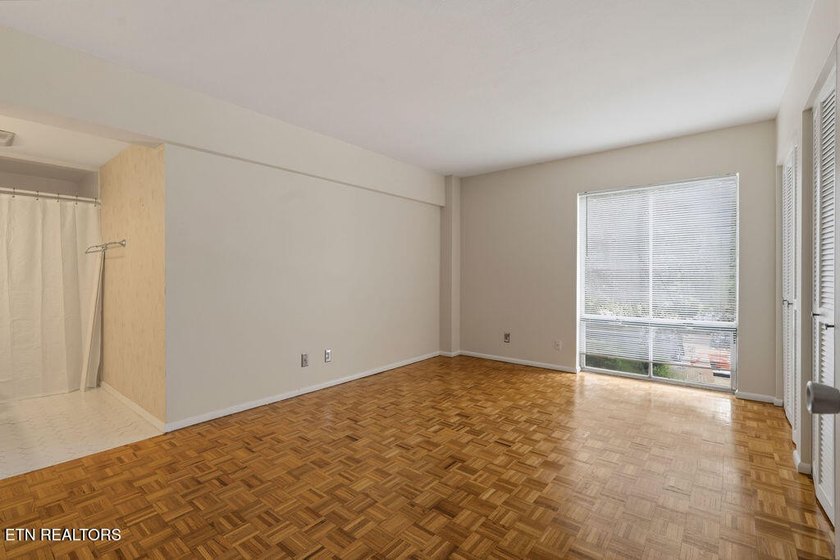 STYLISH SEQUOYAH HILLS CONDOMINIUM. Fresh and awaiting your - photo 8