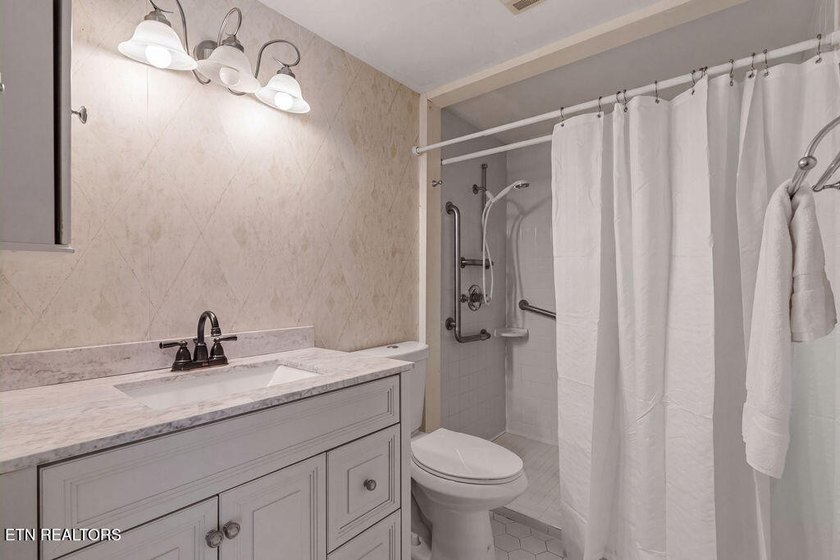 STYLISH SEQUOYAH HILLS CONDOMINIUM. Fresh and awaiting your - photo 10
