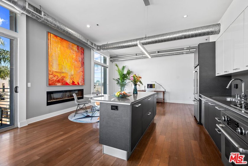 Light and bright loft style corner unit with 2 full bathrooms in - photo 5
