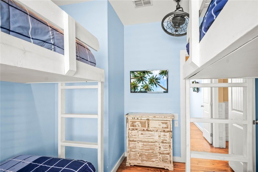 Welcome to your Gulf Coast escape! Nestled in the desirable - photo 16