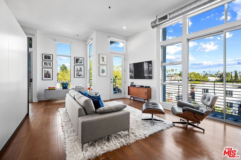 Light and bright loft style corner unit with 2 full bathrooms in - photo 8