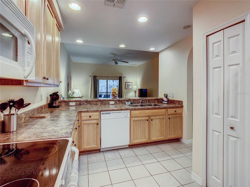 Welcome to your perfect getaway! This beautifully furnished - photo 26