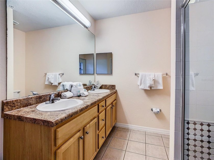 Welcome to your perfect getaway! This beautifully furnished - photo 38