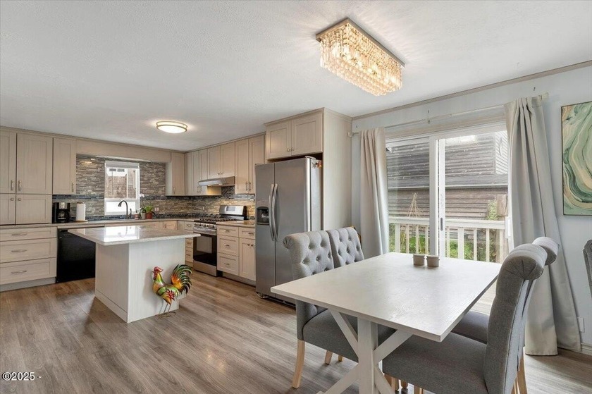 Welcome to your coastal retreat! Beautiful ocean view home just - photo 11