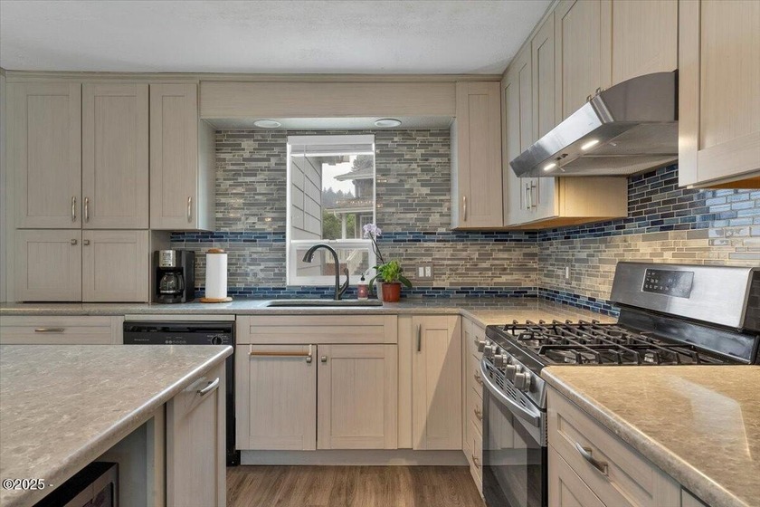 Welcome to your coastal retreat! Beautiful ocean view home just - photo 15