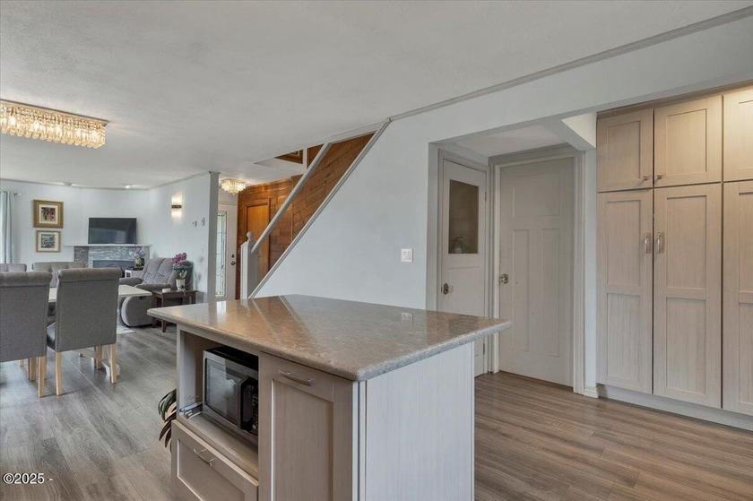 Welcome to your coastal retreat! Beautiful ocean view home just - photo 18