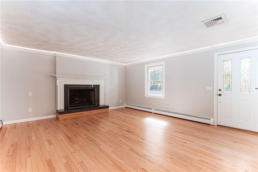 This beautifully updated, turn-key Colonial perfectly pairs - photo 18
