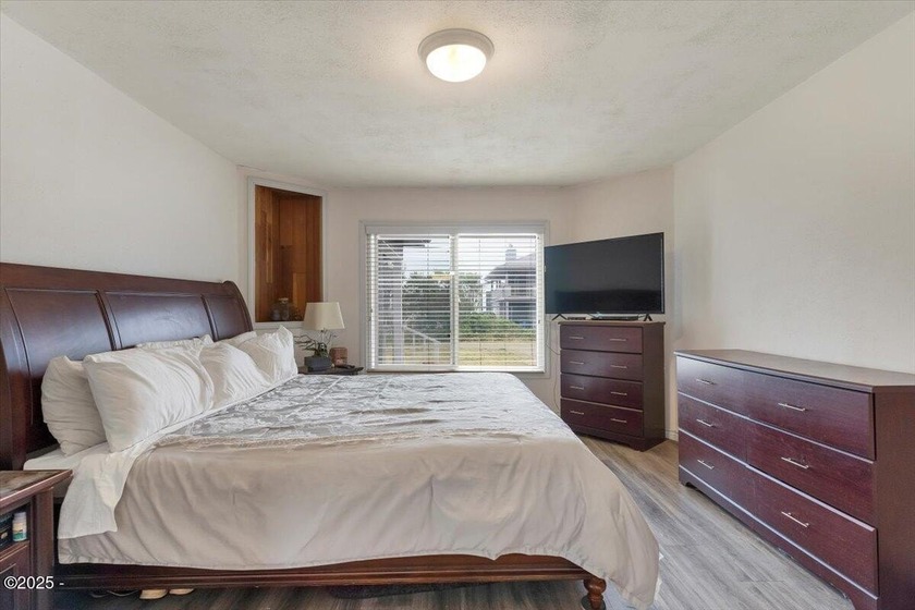 Welcome to your coastal retreat! Beautiful ocean view home just - photo 21