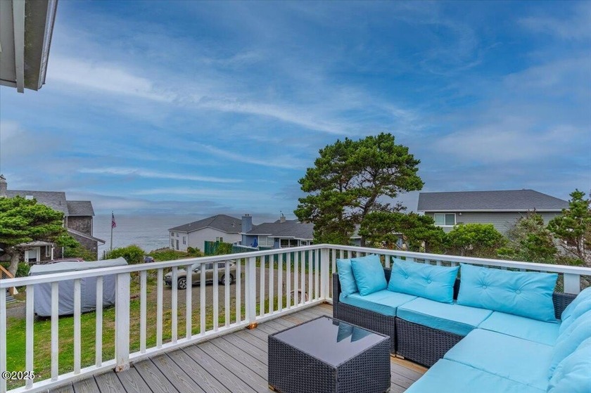 Welcome to your coastal retreat! Beautiful ocean view home just - photo 30