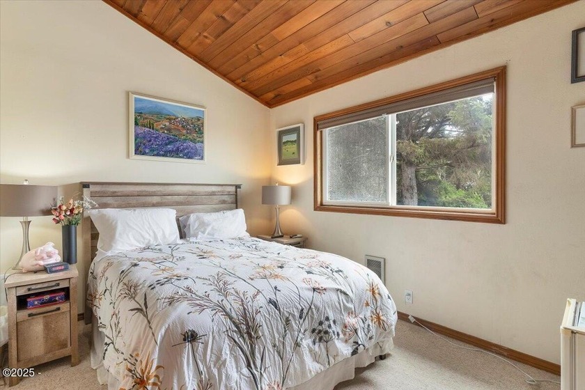 Welcome to your coastal retreat! Beautiful ocean view home just - photo 32