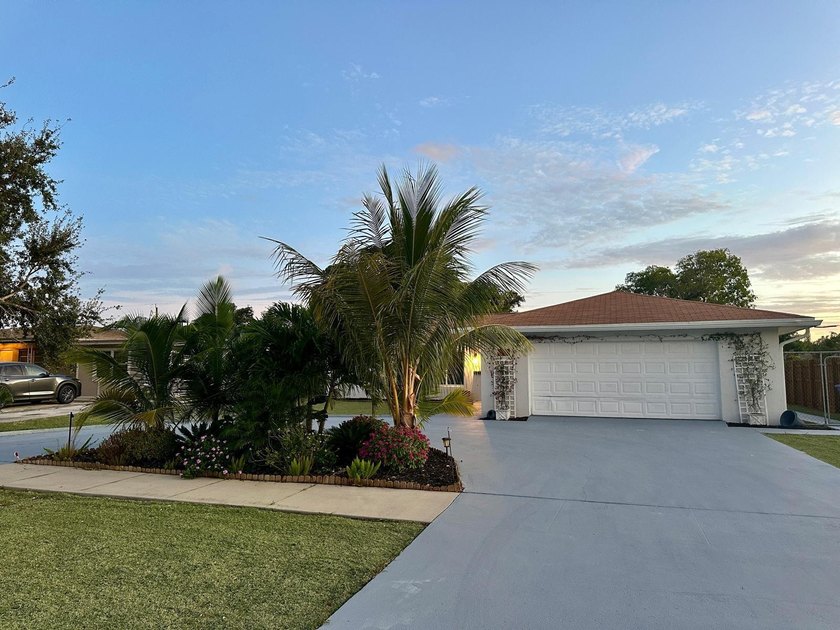 Welcome to this beautifully renovated 5-bedroom, 3-bathroom home - photo 4