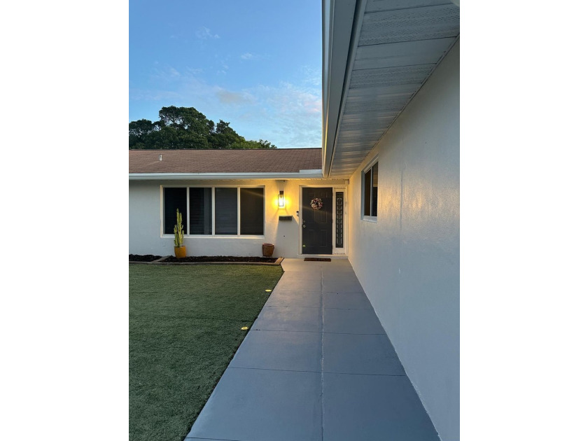 Welcome to this beautifully renovated 5-bedroom, 3-bathroom home - photo 5