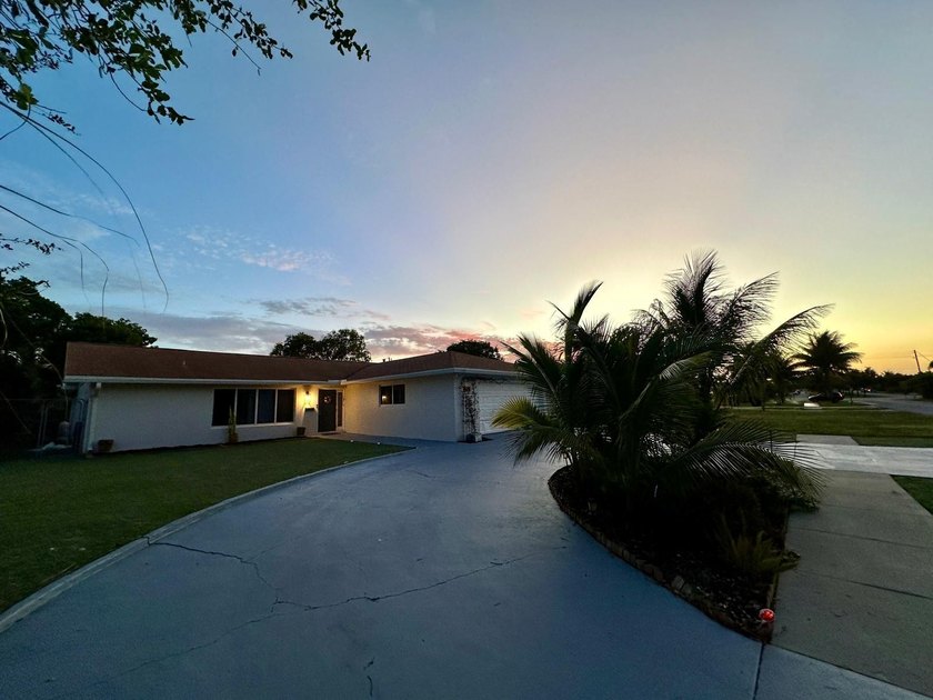 Welcome to this beautifully renovated 5-bedroom, 3-bathroom home - photo 7