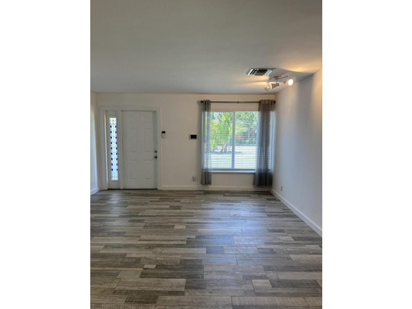 Welcome to this beautifully renovated 5-bedroom, 3-bathroom home - photo 10