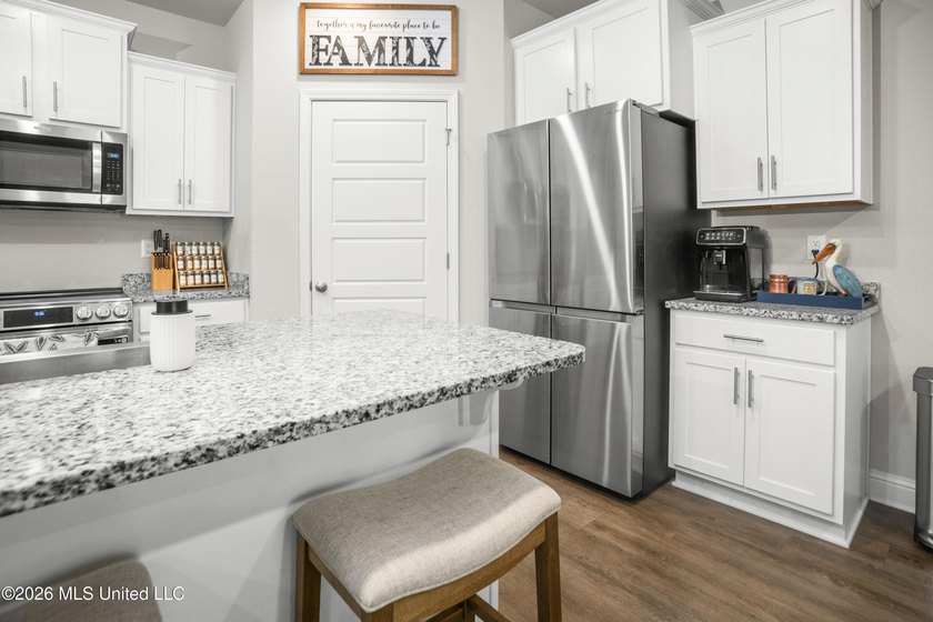 Welcome to this inviting home, where comfort meets thoughtful - photo 6