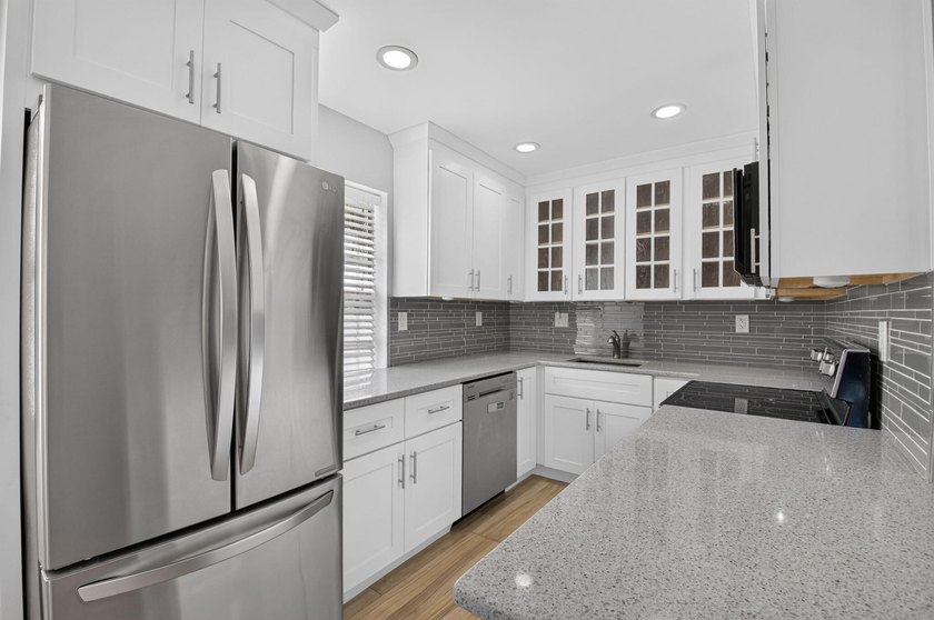 Stunning Fully Renovated 2-Bedroom, 2-Bath Condo with - photo 4