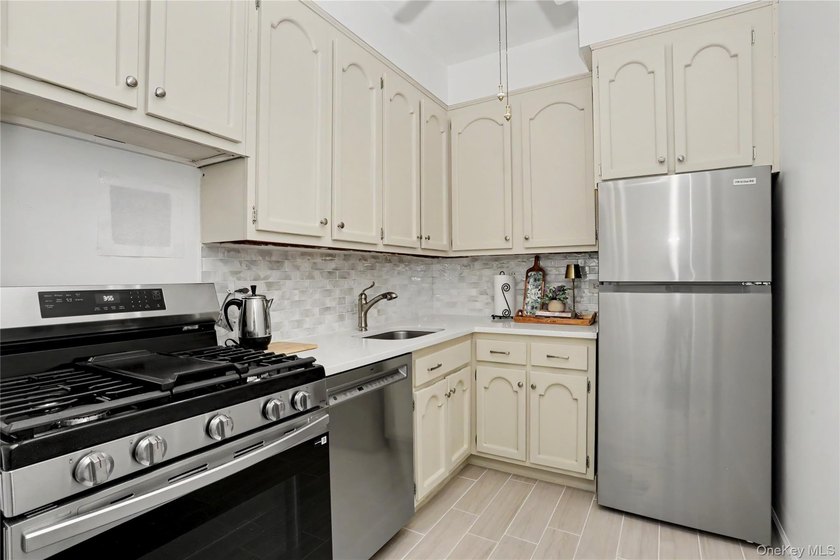 Freshly updated with a crisp, neutral palette and contemporary - photo 12