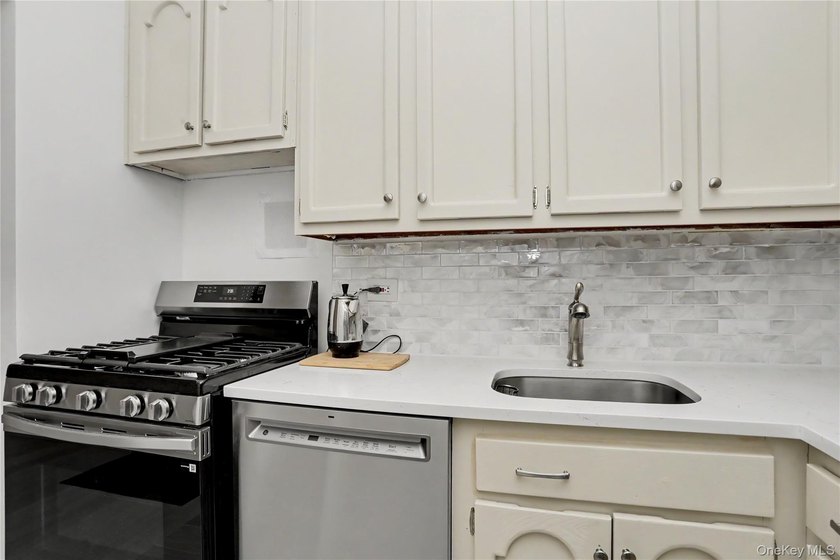 Freshly updated with a crisp, neutral palette and contemporary - photo 14