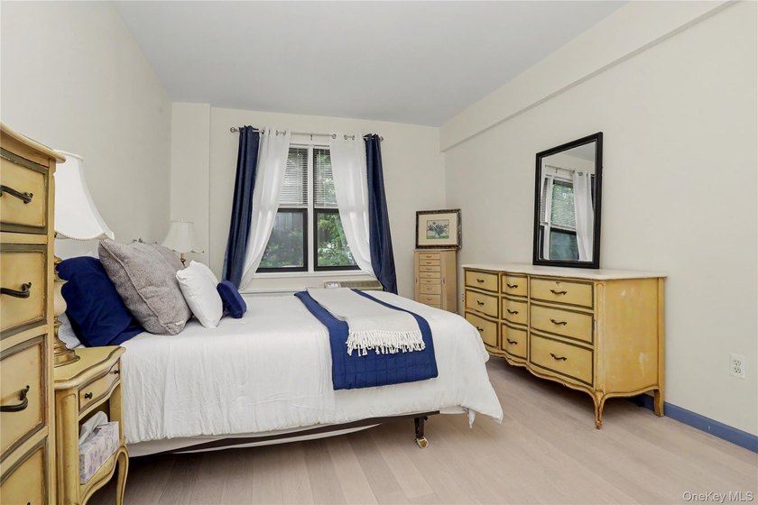 Freshly updated with a crisp, neutral palette and contemporary - photo 17