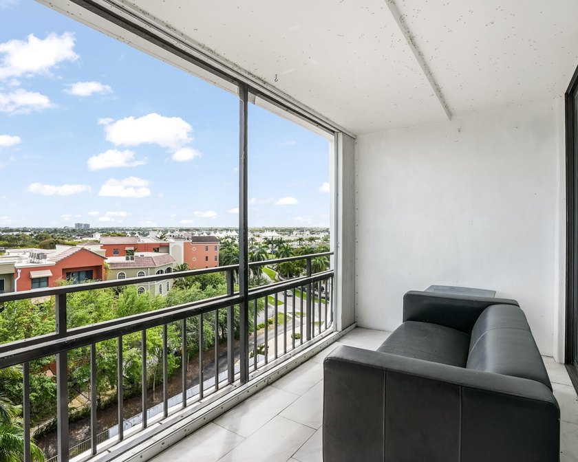 Top-floor corner penthouse unit in a boutique, all age-friendly - photo 21