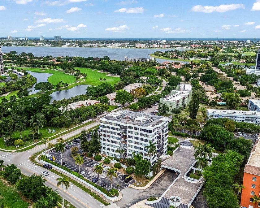 Top-floor corner penthouse unit in a boutique, all age-friendly - photo 24