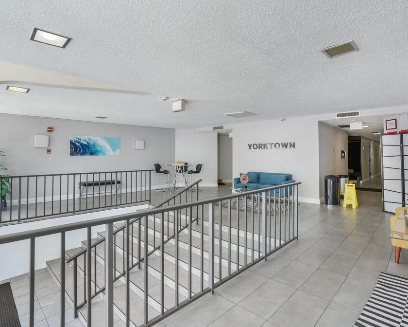 Top-floor corner penthouse unit in a boutique, all age-friendly - photo 26