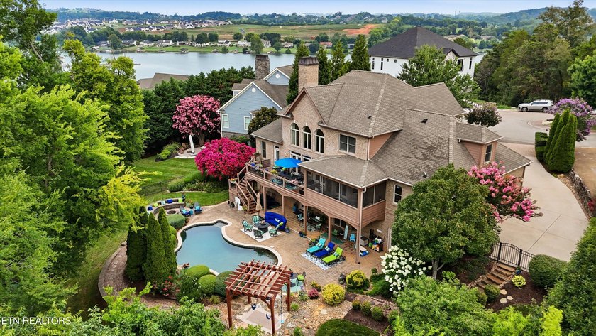Luxury meets lifestyle in this exceptional Jefferson Park - photo 2