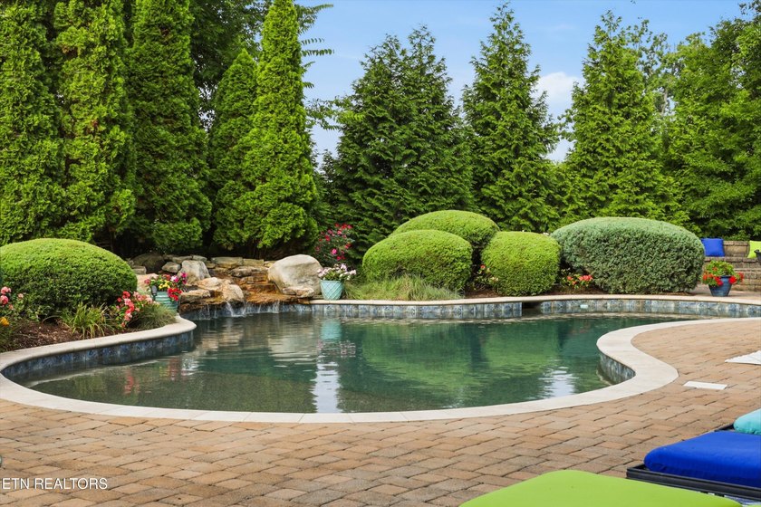 Luxury meets lifestyle in this exceptional Jefferson Park - photo 3