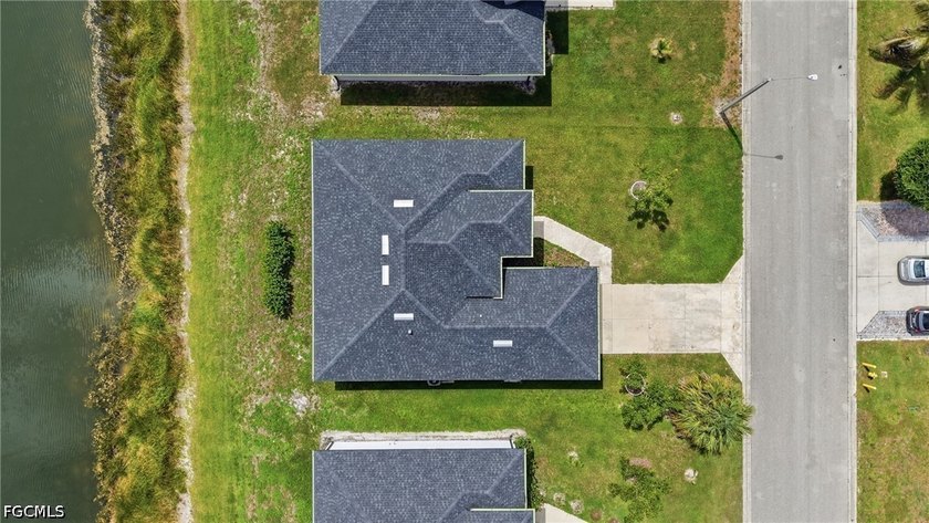 Welcome to this beautifully maintained 4-bedroom, 2-bath home - photo 12