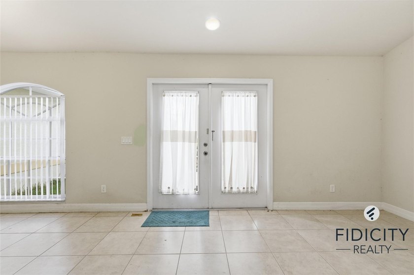 Welcome to this spacious 4-bedroom, 2-bathroom single-family - photo 12