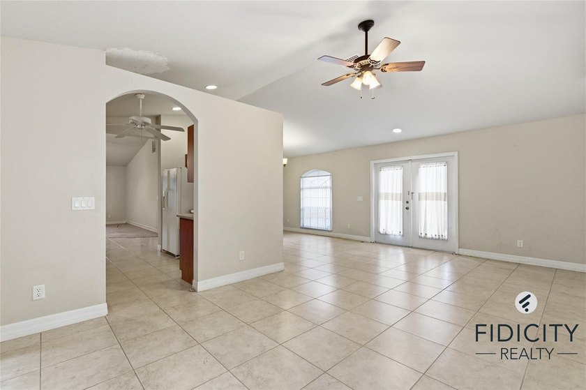 Welcome to this spacious 4-bedroom, 2-bathroom single-family - photo 13