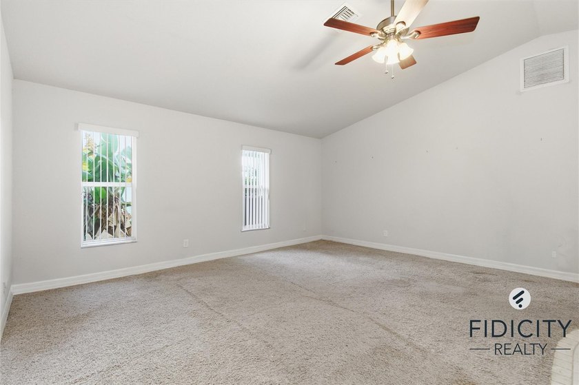 Welcome to this spacious 4-bedroom, 2-bathroom single-family - photo 16