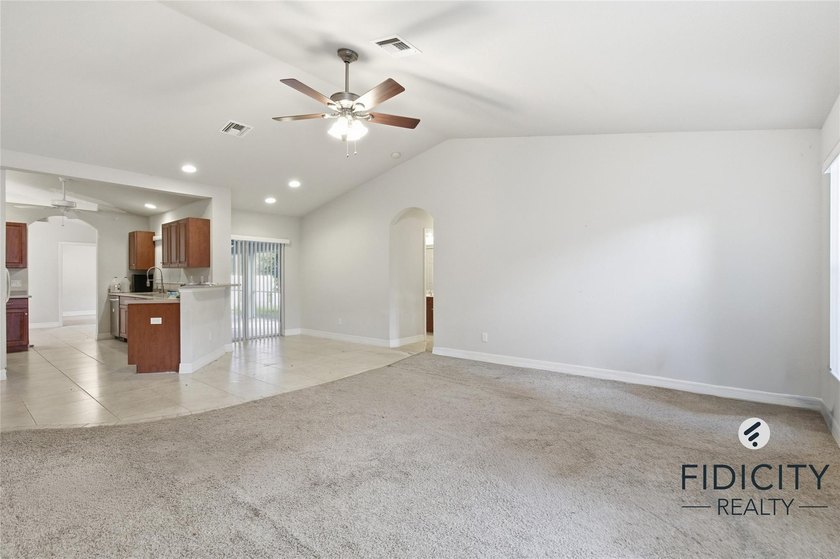 Welcome to this spacious 4-bedroom, 2-bathroom single-family - photo 17
