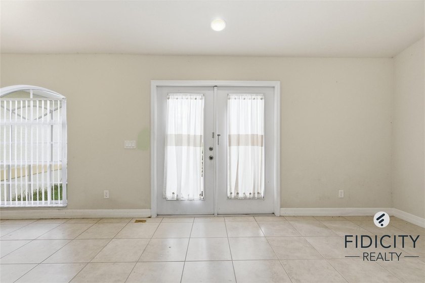 Welcome to this spacious 4-bedroom, 2-bathroom single-family - photo 19