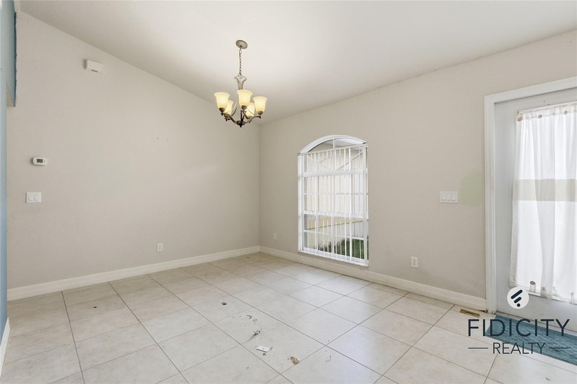 Welcome to this spacious 4-bedroom, 2-bathroom single-family - photo 20