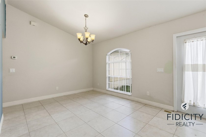 Welcome to this spacious 4-bedroom, 2-bathroom single-family - photo 21