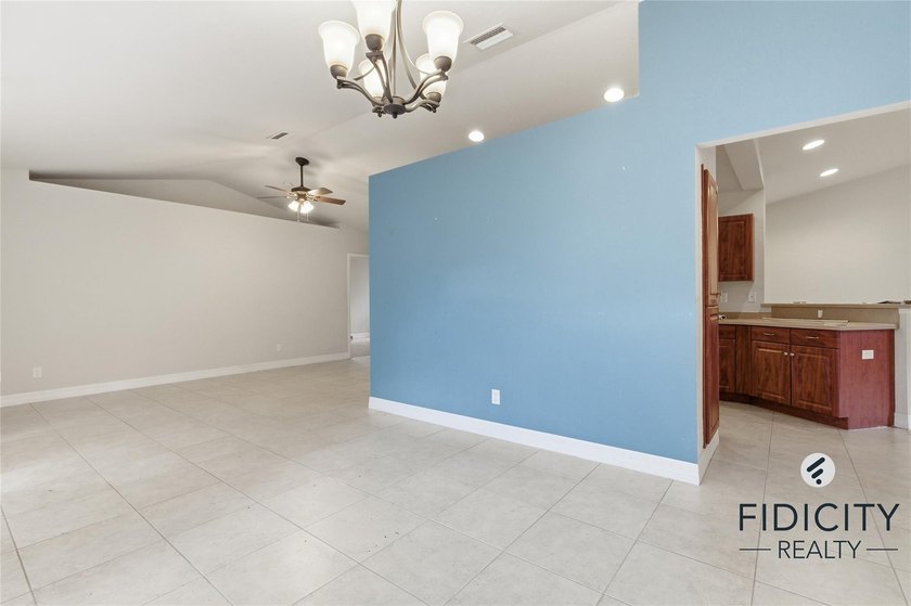 Welcome to this spacious 4-bedroom, 2-bathroom single-family - photo 24