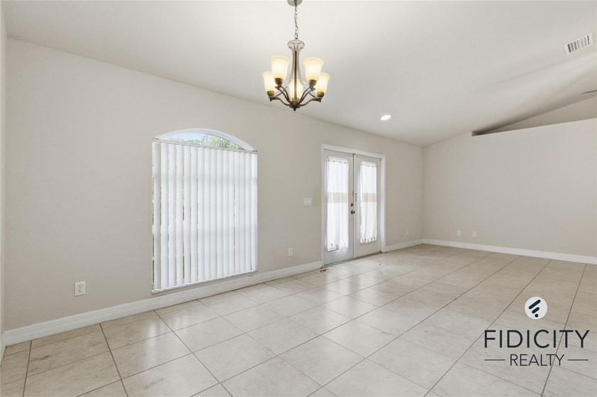 Welcome to this spacious 4-bedroom, 2-bathroom single-family - photo 27