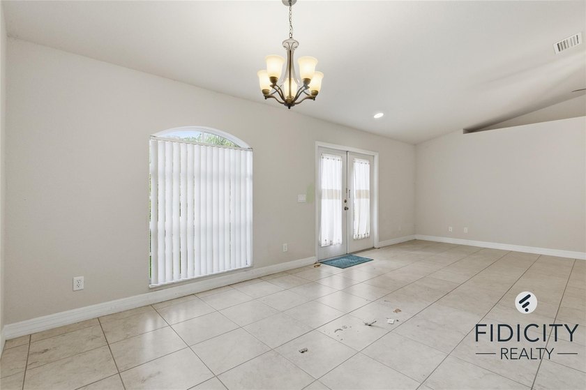 Welcome to this spacious 4-bedroom, 2-bathroom single-family - photo 29