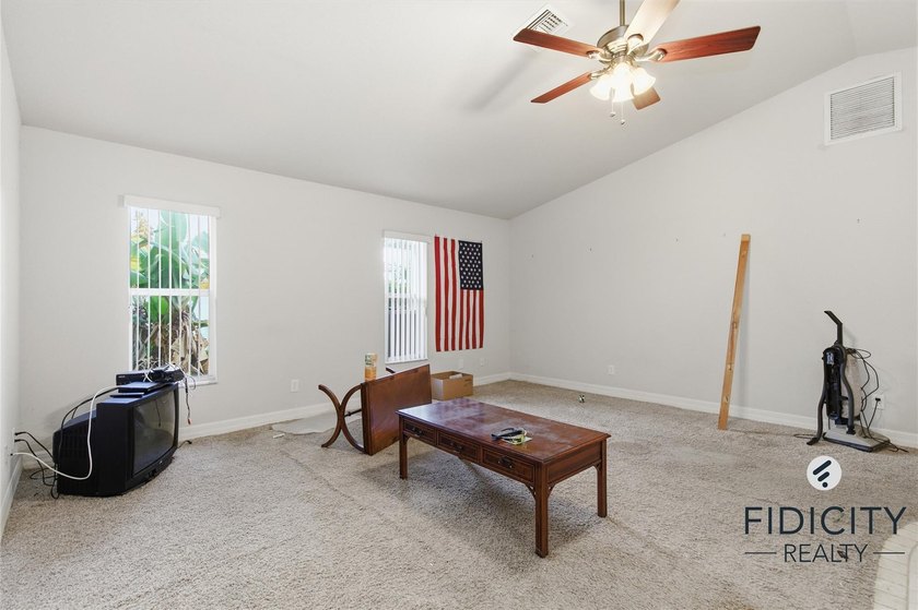 Welcome to this spacious 4-bedroom, 2-bathroom single-family - photo 31