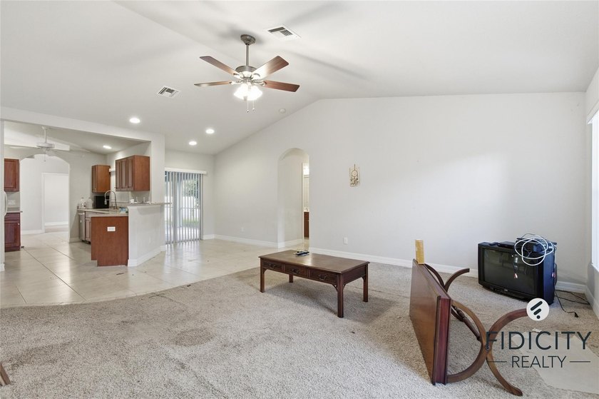 Welcome to this spacious 4-bedroom, 2-bathroom single-family - photo 32