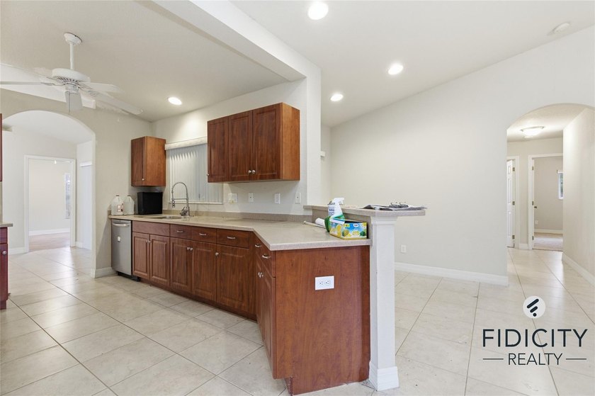 Welcome to this spacious 4-bedroom, 2-bathroom single-family - photo 34
