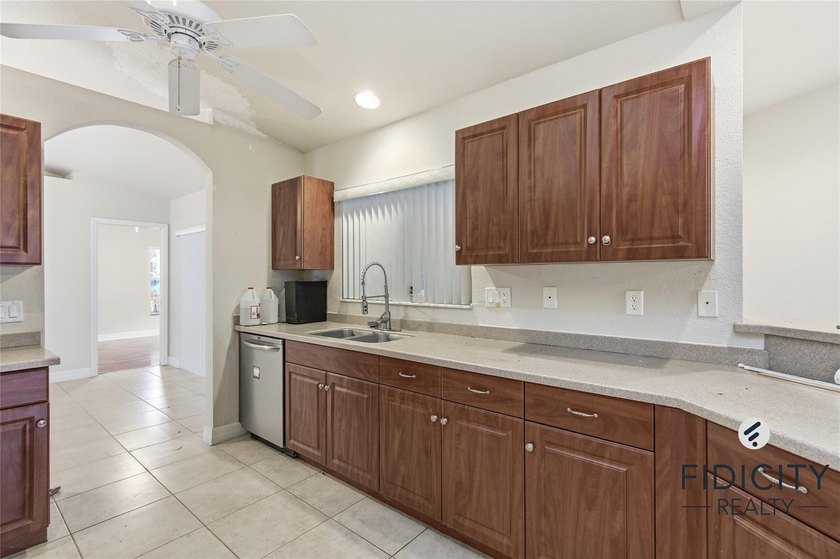 Welcome to this spacious 4-bedroom, 2-bathroom single-family - photo 36