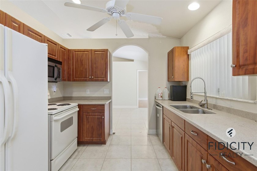 Welcome to this spacious 4-bedroom, 2-bathroom single-family - photo 37