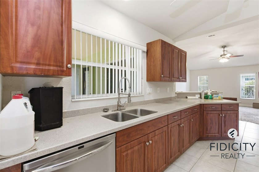 Welcome to this spacious 4-bedroom, 2-bathroom single-family - photo 38