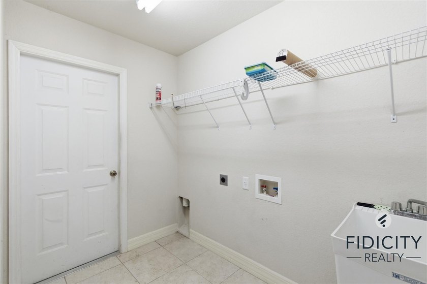 Welcome to this spacious 4-bedroom, 2-bathroom single-family - photo 40