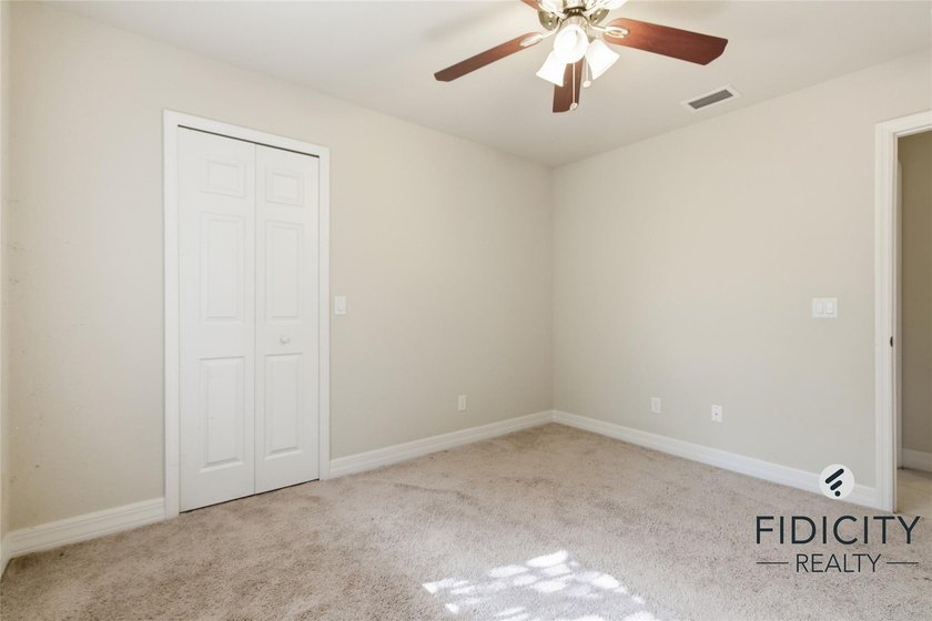 Welcome to this spacious 4-bedroom, 2-bathroom single-family - photo 44