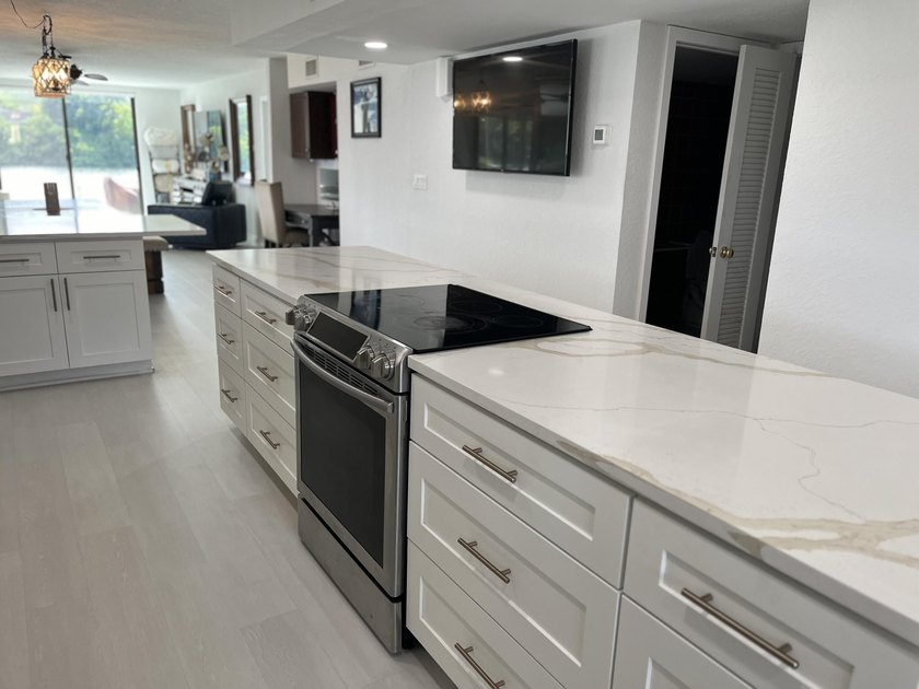 Rare opportunity to own one of the most desirable waterfront - photo 2