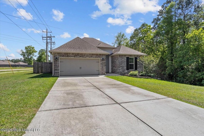 Built in 2021 and maintained like it matters, this 3 bed, 2 bath - photo 2
